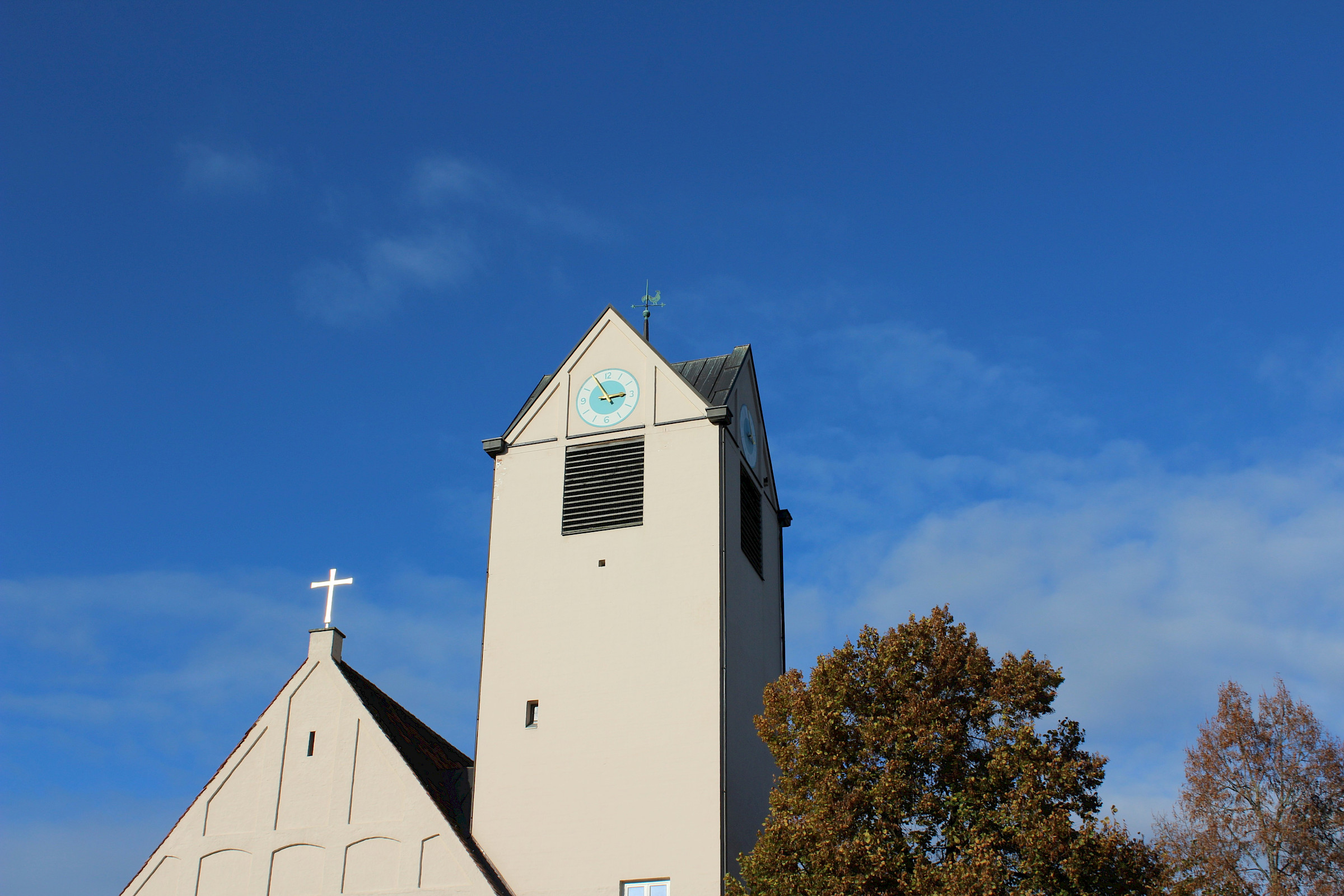 Christi-Himmelfahrts-Kirche und Turm vor blauem Himmel