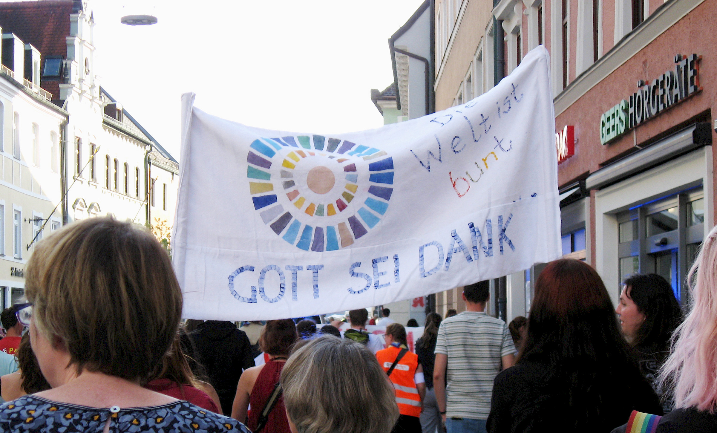 Demonstration in der Freisinger Innenstadt, auf dem Banner steht: Die Welt ist bunt, Gott sei Dank!