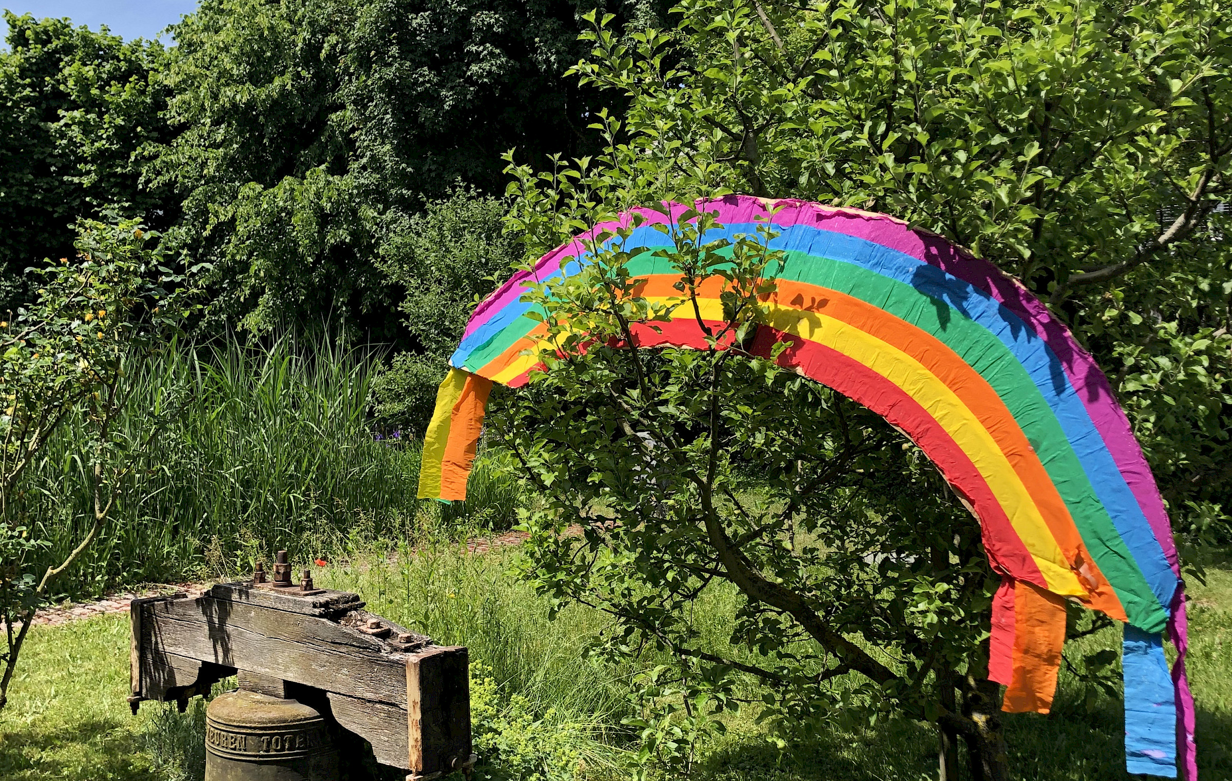 gebastelter Regenbogen im Garten des Epiphanias-Zentrums