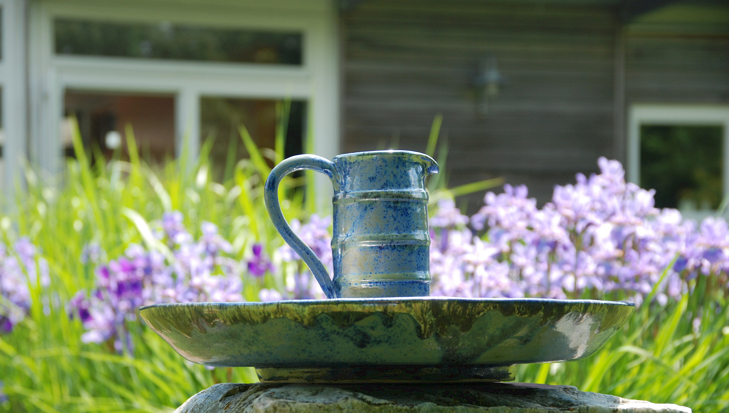 Taufbecken und Taufkanne im Garten des Epiphanias-Zentrums